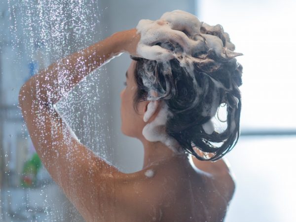 Włosy: szampon na wiele przypadłości. Jak wybrać dobry?