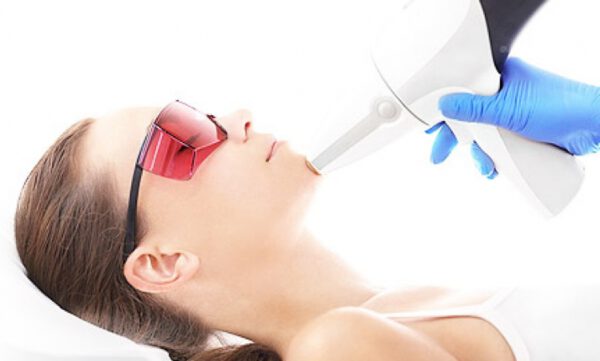Depilacja laserowa w salonie – czy to boli i czy warto?
